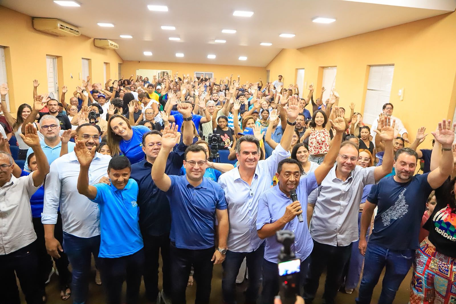 Ciro destaca crescimento de Joel em encontro que reuniu centenas de lideranças em Teresina